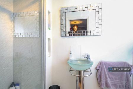 3 bedroom detached house to rent - Photo 4