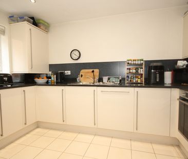 Vale Farm Road, Woking - Photo 1