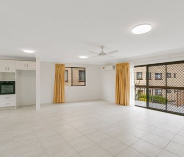 RECENTLY RENOVATED UNIT IN TWEED HEADS - Photo 4