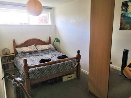 2 Bed Flat, Shaw Lane, LS6 - Photo 3