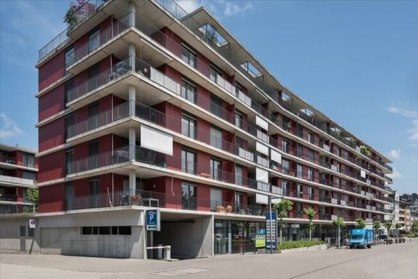 Un village animé avec une liaison ferroviaire - Foto 1