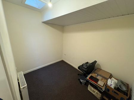 2 bed Apartment - To Let - Photo 4