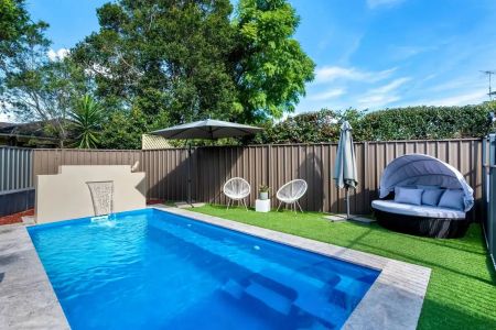 Beautifully Presented Home with a Pool! - Photo 4