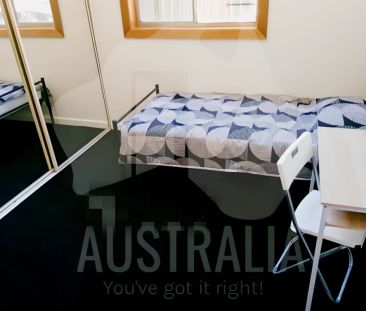 Private room with own bathroom - Photo 5