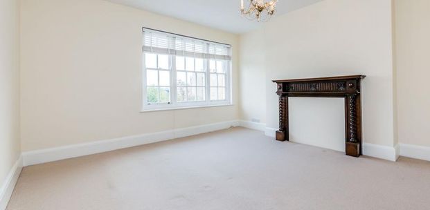 Recently refurbished spacious 2 bed with modern kitchen mins to regents park - Photo 1