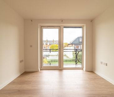 Available unfurnished now - Photo 2