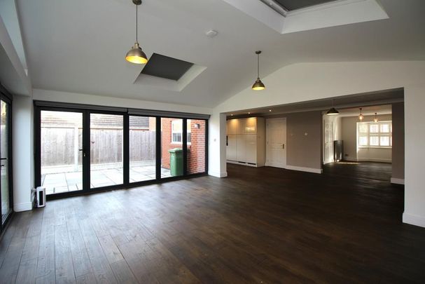 5 bedroom detached house to rent - Photo 1
