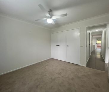 Large Family Home! - Photo 3