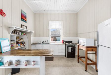 Beachside Living in the Heart of Manly – Spacious 3 Bedroom Apartment - Photo 4