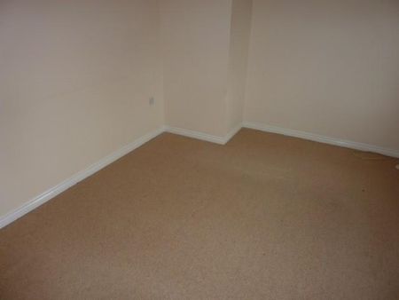 2 bed Apartment - Photo 5