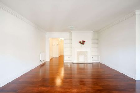 A generous ground floor apartment set in an attractive gated development in a popular Wimbledon location. - Photo 2