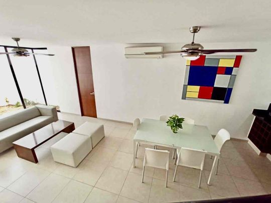 Townhouse amueblado, con jardín, en Montebello. - Photo 1