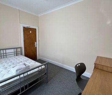 4 bedroom end of terrace house to rent - Photo 6