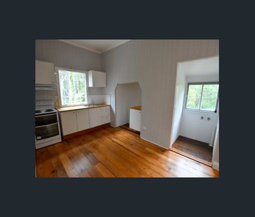 Exquisite Queenslander with original features, Close to town. - Photo 5