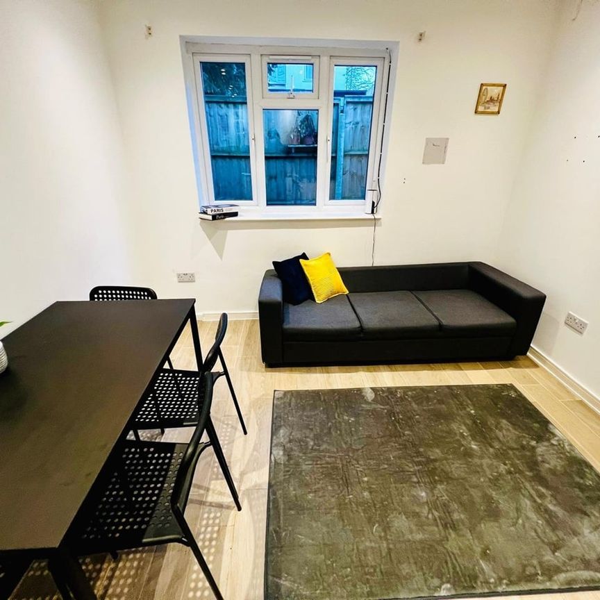 2 Bed Flat, Station Road, NW4 - Photo 1