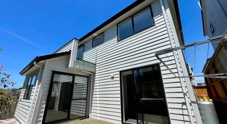 Spacious Family Home with Water Views - Photo 2