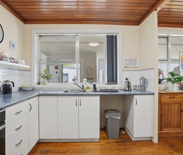 Neat & tidy brick home, 1 block back from the Tamar River. - Photo 5