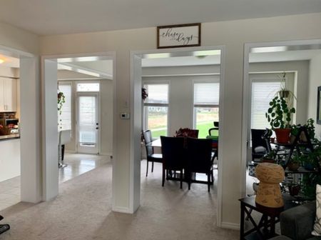 Three bedroom detached home in Niagara Falls - Photo 2