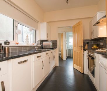 The most spacious three bed you'll find! - Photo 6