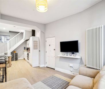 A beautifully presented three bedroom flat on quite residential str... - Photo 1