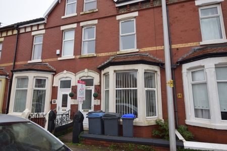 To Let 1 Bed Ground Floor Flat - Photo 3