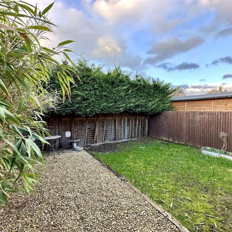 3 bedroom end of terrace house to rent - Photo 1