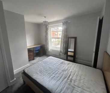 4 bedroom semi-detached house to rent - Photo 5