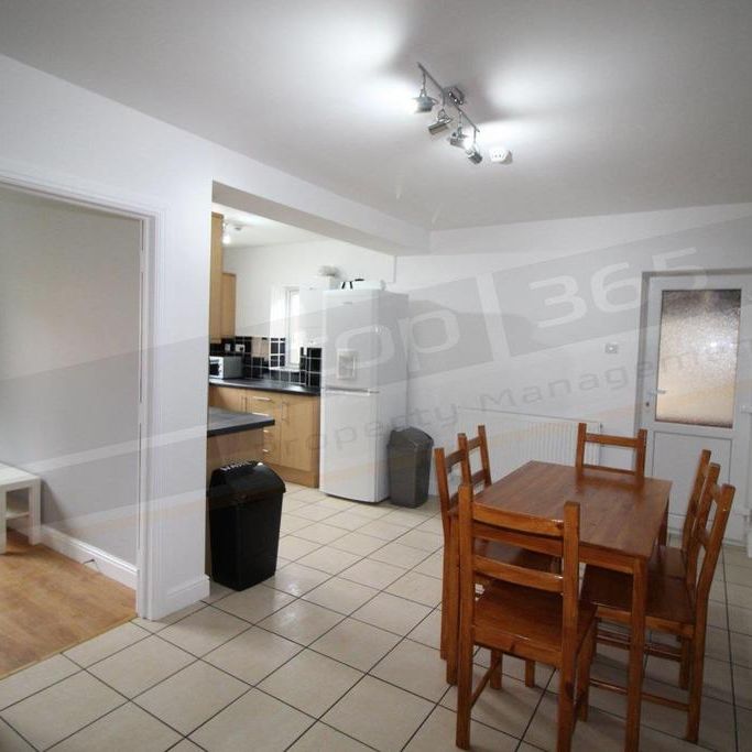 6 bedroom semi-detached bungalow to rent - Photo 1