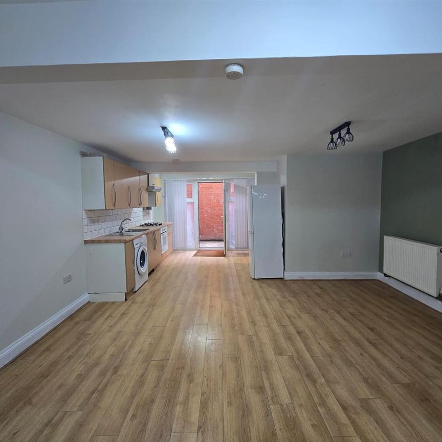 Clarence Road, London E5 - Photo 1