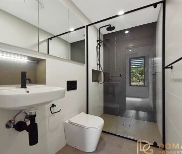 “Designer Living Apartment” - Photo 2