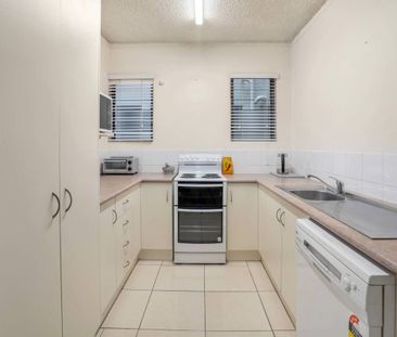 Furnished & Spacious Inner-City Apartment! - Photo 6