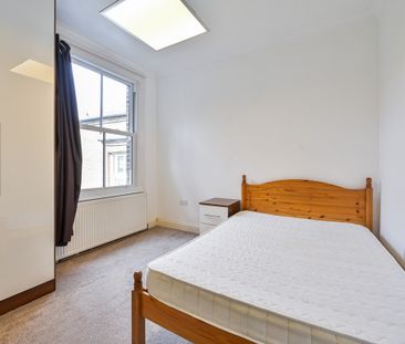 3 bed Flat To Let - Photo 3