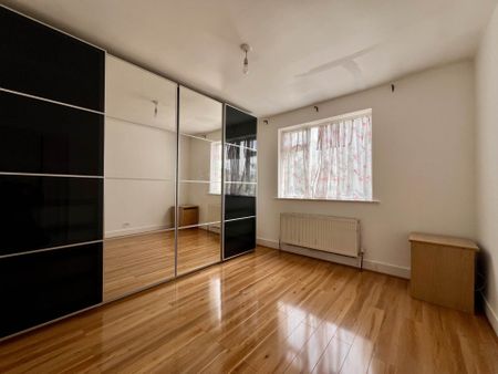 Guide Price £2,400 pcm - Available Now - Unfurnished - Photo 3