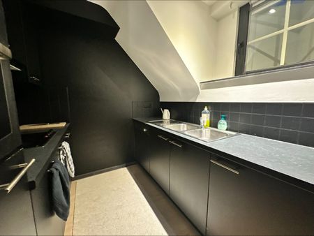 Stijlvol bemeubeld instapklaar dak-duplexappartement (+-75m²)met 2 slpka, autostaanplaats en kelderberging. - Photo 3