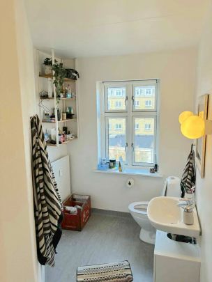 Rummelig 3-værelses lejlighed med lys og charme - Foto 1