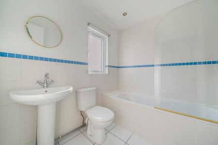 26A Station Approach, West Byfleet - 1 bedroomProperty for lettings - Seymours - Photo 2