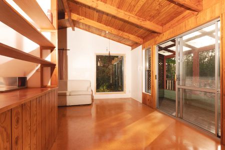 Charming cottage overlooks beautiful bushland - Photo 4