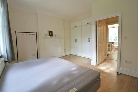 3 bedroom flat to rent - Photo 4