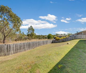 CHARMING RESIDENCE IN THE POPULAR VANTAGE ESTATE - Photo 3