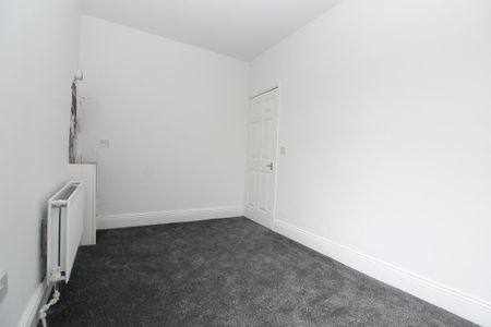 2 Bedroom Mid Terraced House - Photo 2