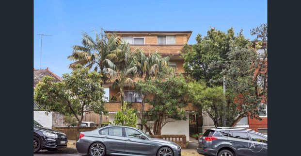 Top-Floor Apartment with Sweeping Valley Views in Prime Location - Photo 1