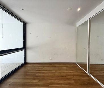 Stunning Two-Bedroom Apartment with Water Views and Spacious Balcony - Photo 4