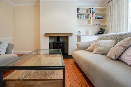 Situated in the highly sought-after coastal village of Bosham, West Sussex, this charming three-bedroom semi-detached house offers a welcoming blend of comfort and practicality - Photo 2