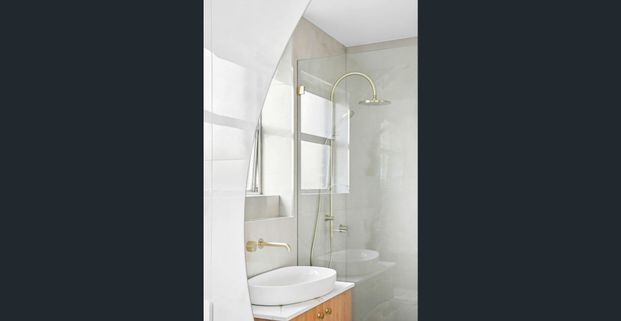 Rare Opportunity - Newly Renovated Penthouse with 180° Views Across Sydney Harbour For Rent - Photo 1