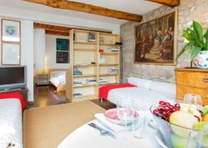 Center-Popolo: Modern, renovated 1 Bedroom, bath, kitchen. Parquet floors, bright, silent, located in beautiful villa near center, park, transport. Ref 847