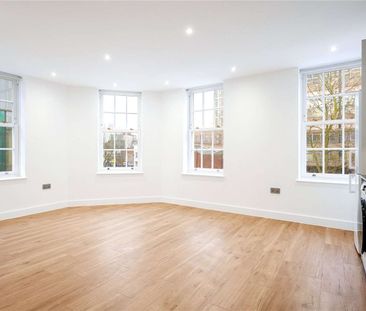 A newly refurbished second floor two bedroom flat with a separate s... - Photo 2