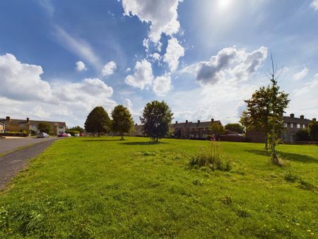 3 bedroom end of terrace house to rent - Photo 2