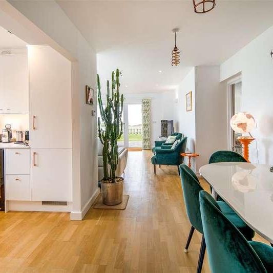 Totland Bay, Isle Of Wight, PO39 - Photo 1