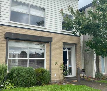 Beautiful 3 Bedroom Home with Double Garage an... - Photo 4