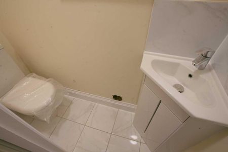 3 bedroom flat to rent - Photo 4